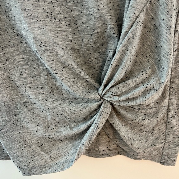 Grey tank with black specks - Picture 2 of 3